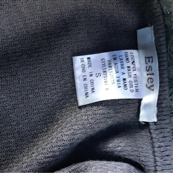 Esley blouse size small. ( Box CV ) - Picture 4 of 4